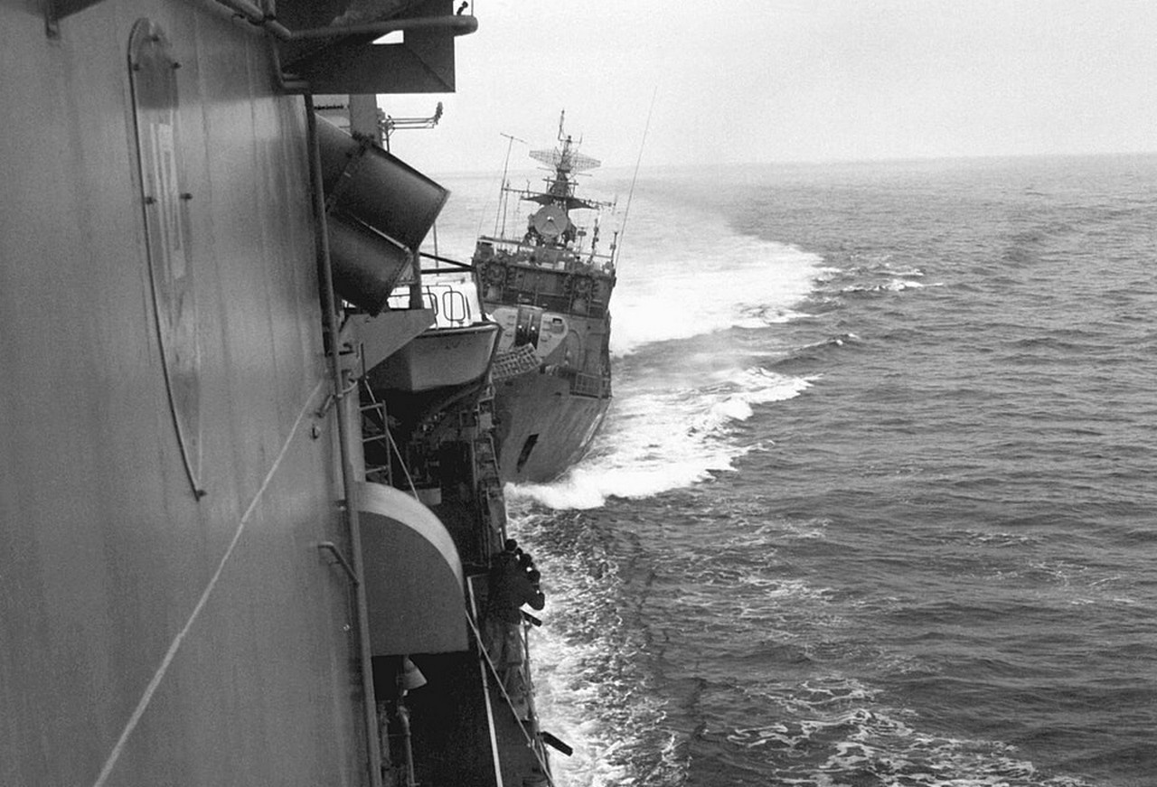 Навал СКР-6 на эсминец «Кэрон».