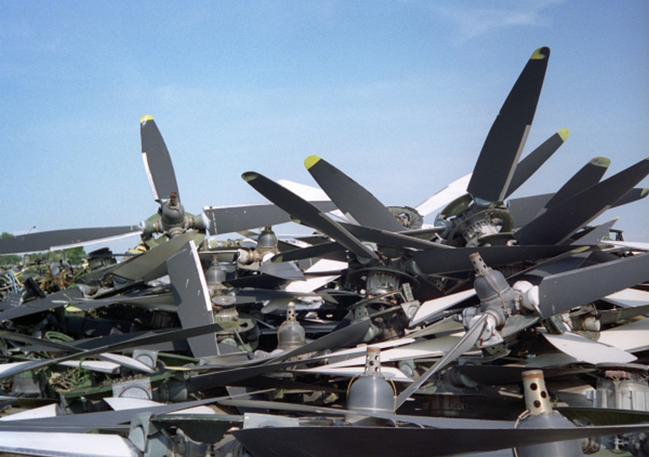 Винты от советских стратегических бомбардировщиков-ракетоносцев Ту-95, уничтоженных по договору о сокращении стратегических наступательных вооружений СНВ-I, 1995 г.