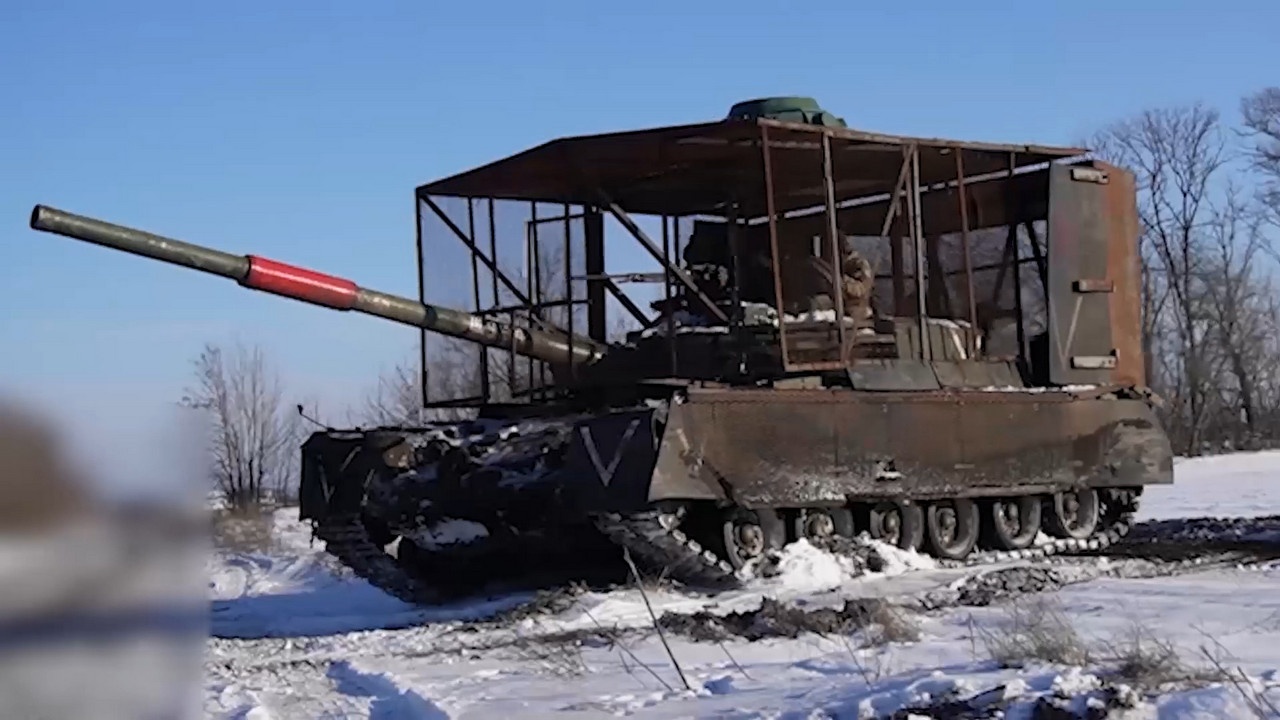 Танки, обвешанные активной и пассивной антидроновой защитой, превратились из атакующего кулака в самоходные артсистемы.