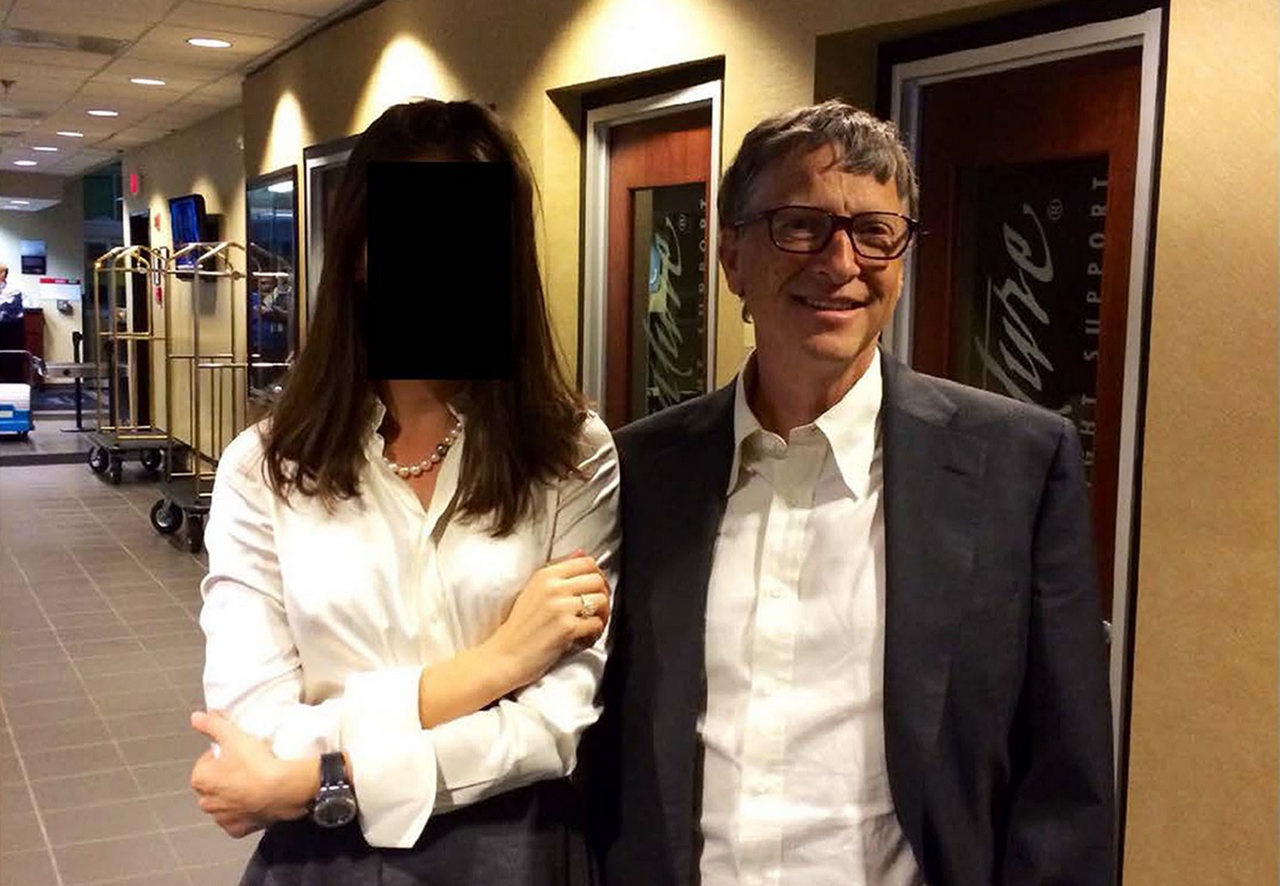 Фото из файлов Эпштейна: Билл Гейтс и неизвестная, которая, возможно, «подарила» ему известную болезнь.