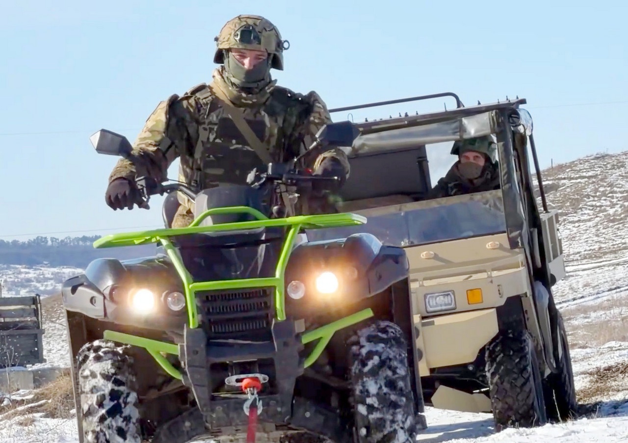 Военнослужащие, заключившие первый контракт с Минобороны России, прошли обучение вождению мотовездеходов на полигоне ЮВО.