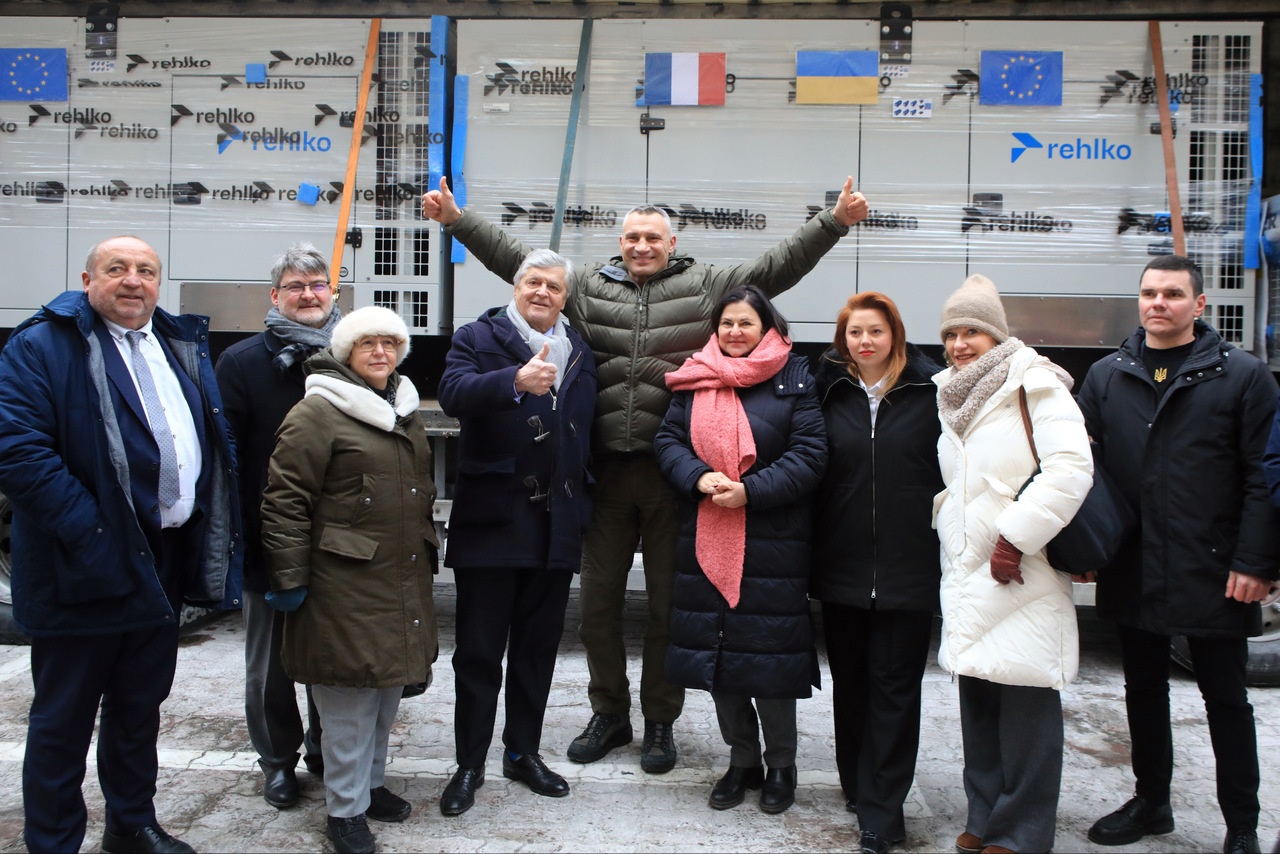 Мэр Киева Кличко (в центре) принимает 30 генераторов из Франции для коммунального предприятия «Киевтеплоэнерго», 4 февраля 2026 г.