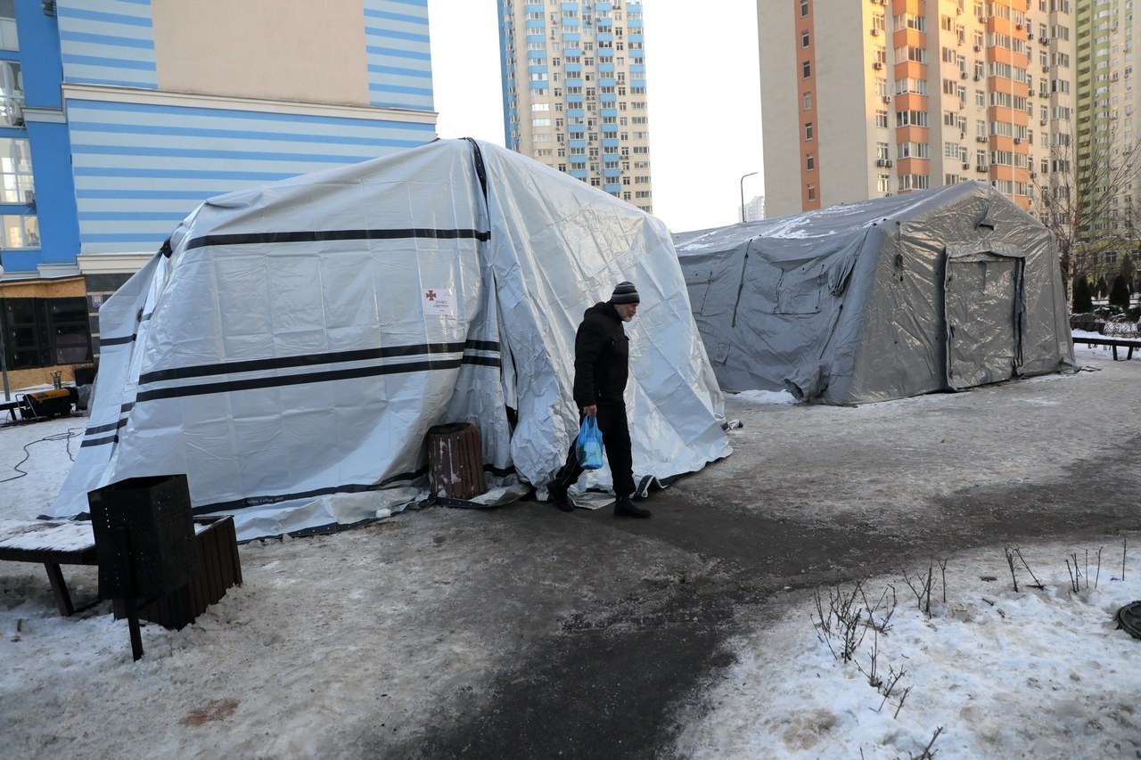 Передвижные пункты обогрева во дворе одного из районов Киева.