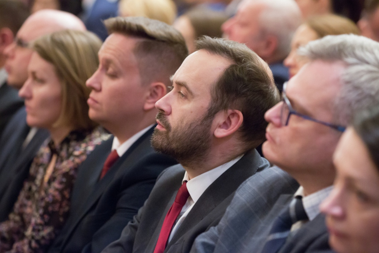 Илья Пономарёв (в центре) во время встречи с представителями Европейской бизнес-ассоциации в Киеве, 2019 г.