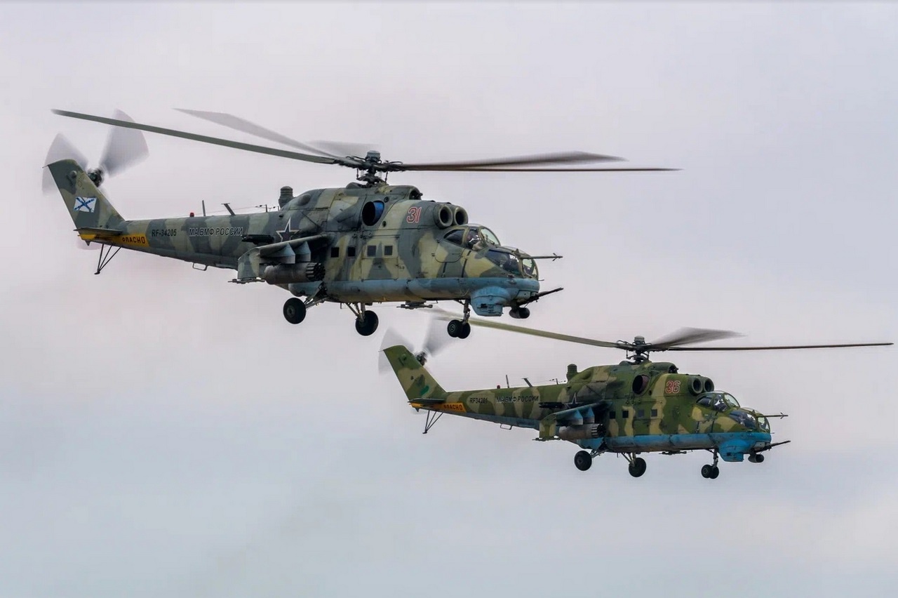 Экипажи вертолётов Ми-24 и Ми-8 провели стрельбы на авиационном полигоне в Калининградской области.