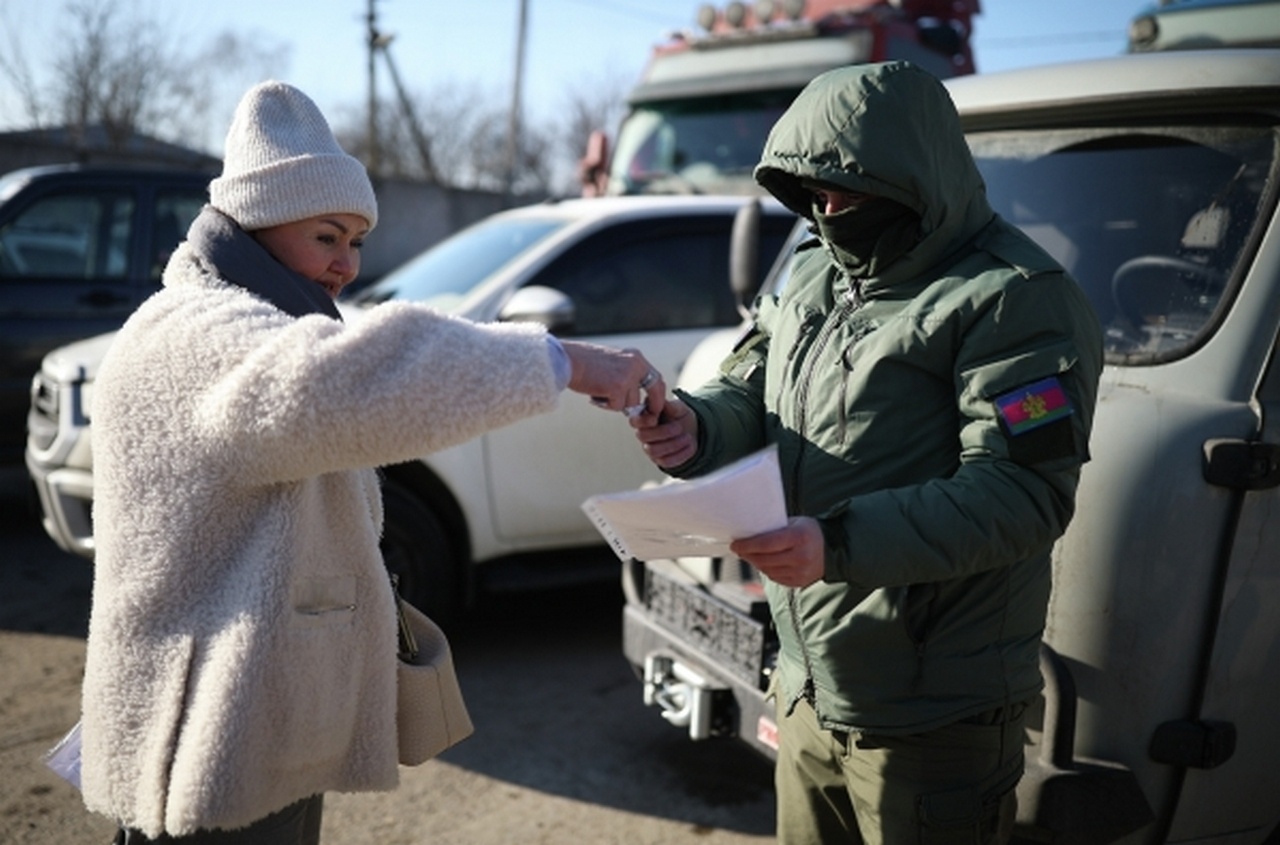 Лидер волонтёрской группы «Россия Vместе» Валерия Гуляева передаёт в Краснодаре ключи от автомобилей для военных подразделений в зоне СВО.