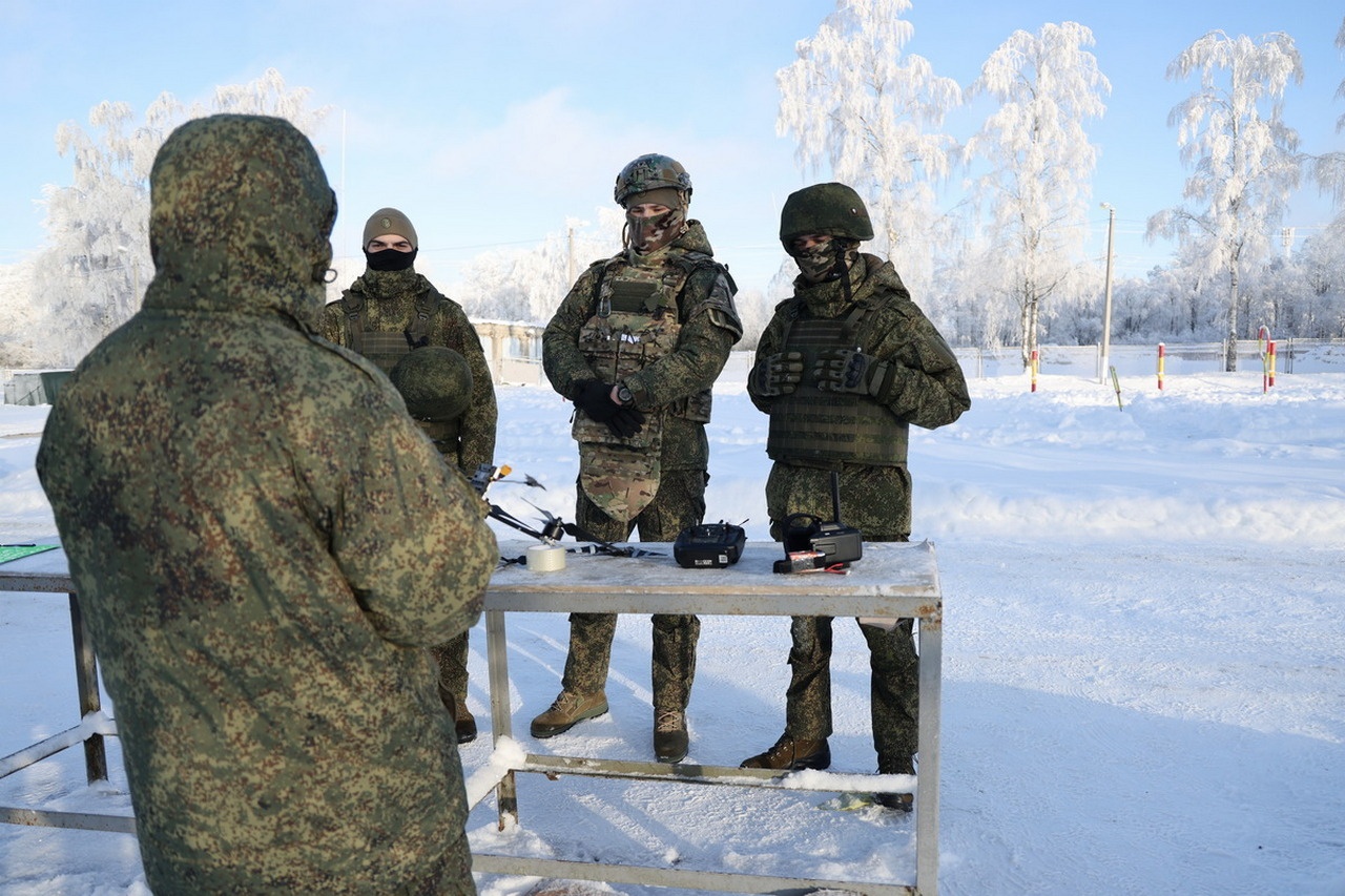 В учебном подразделении войск беспилотных систем ЛенВО будущие специалисты учатся выполнять боевые задачи с помощью дронов мультикоптерного типа.