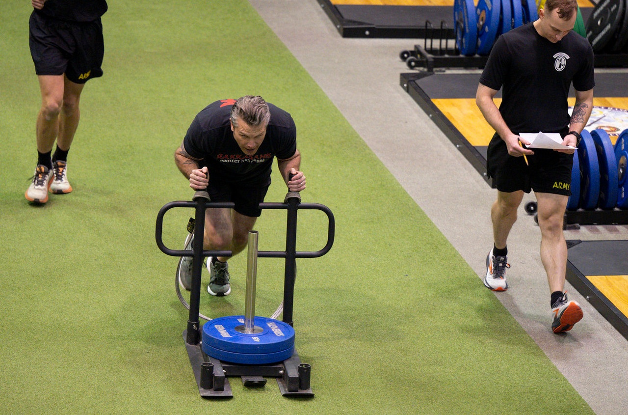 Министр войны сам подаёт пример, имея неплохую физическую форму.