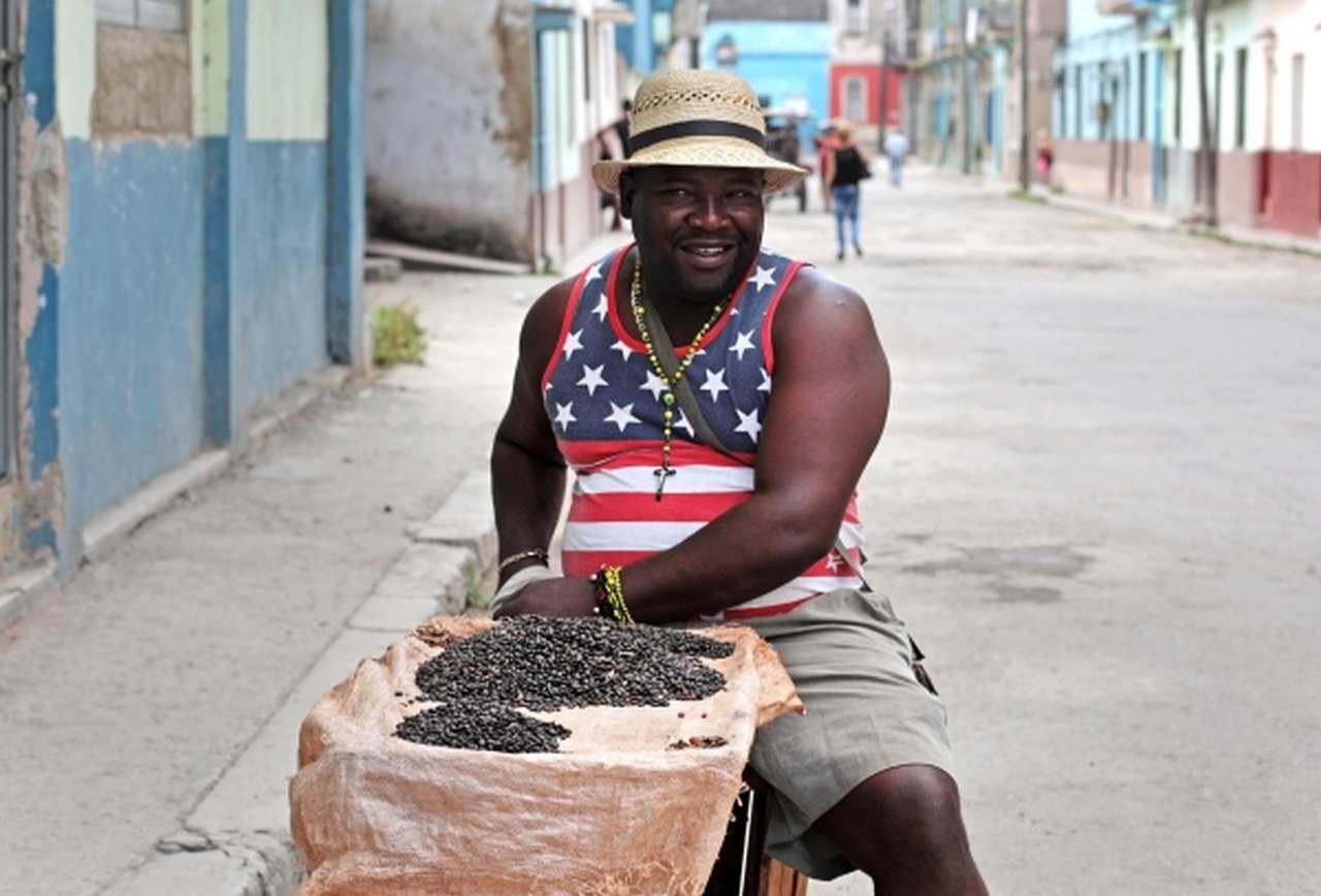 Продавец семечек в майке с изображением американского флага в районе «Старая Гавана» на Кубе. Видимо, в нужный момент порвёт её на лоскуты.