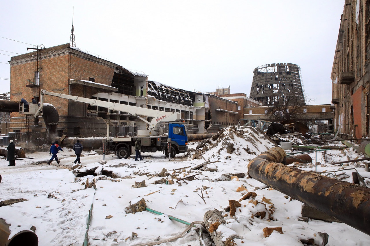 Российские войска нанесли удар пятью баллистическими ракетами по системе отопления Киевской ТЭЦ-4 (Дарницкой ТЭЦ), причинив ей критические повреждения и вынудив остановить работу.