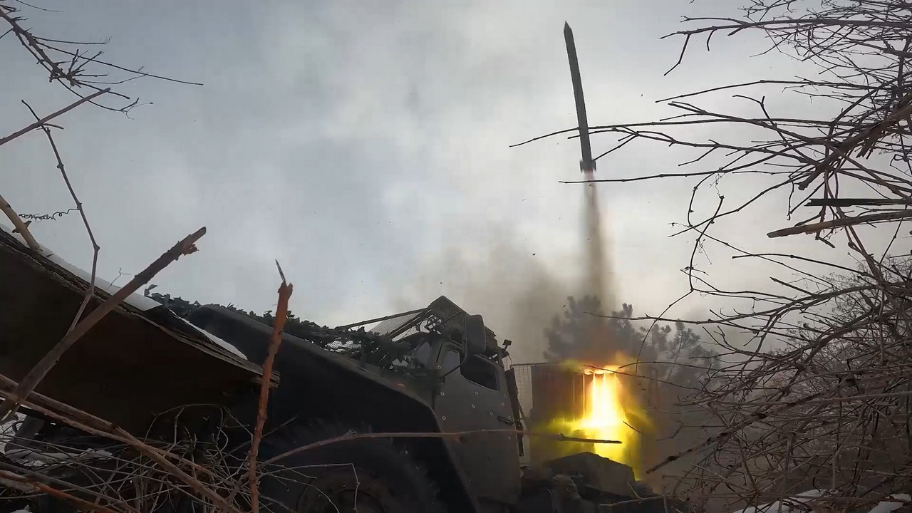 Расчёт РСЗО «Град» группировки войск «Центр» нанёс точный удар по укрепрайону ВСУ на Красноармейском направлении.