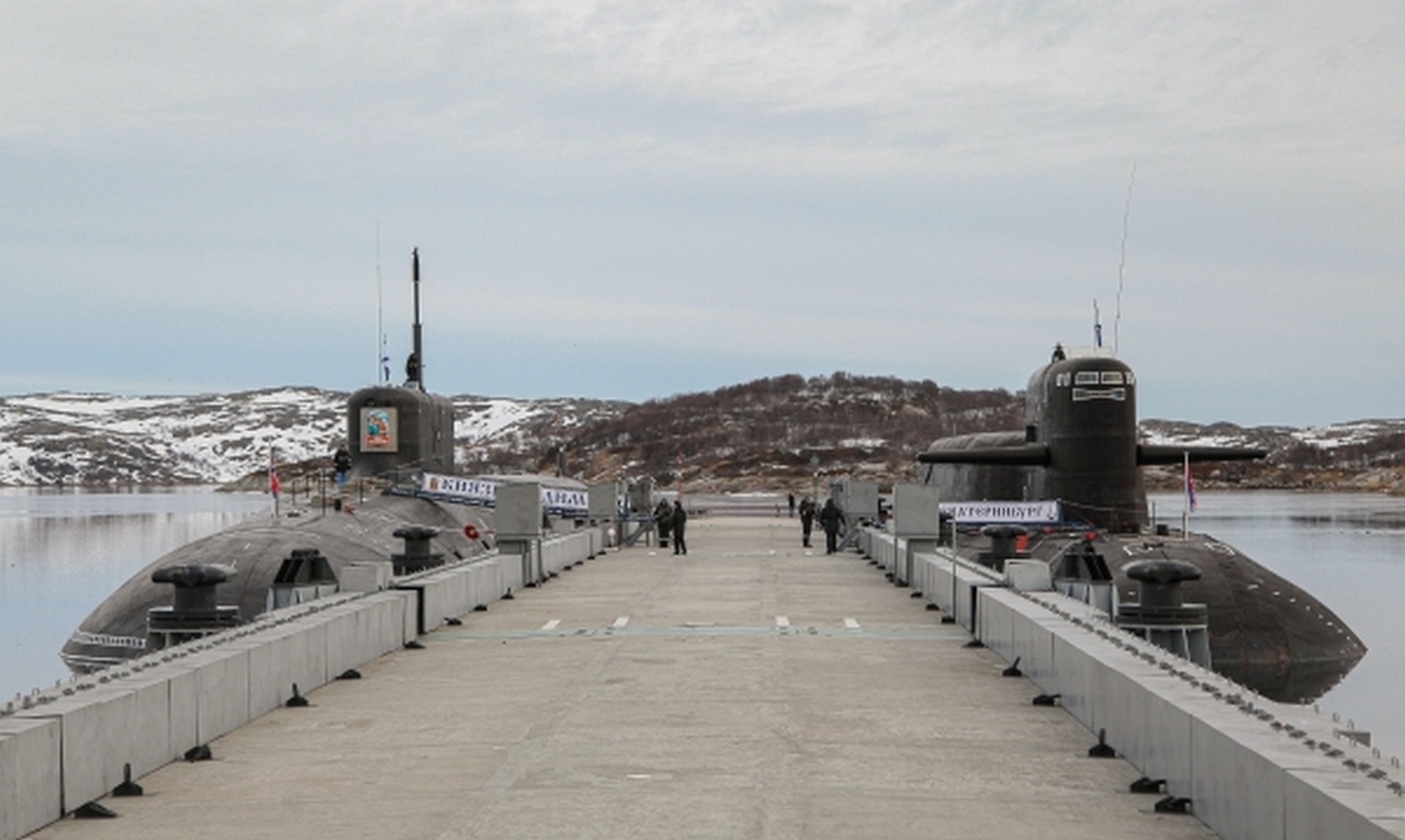 Атомные подводные лодки «Князь Владимир» (слева) и «Екатеринбург» у причала в Гаджиево.