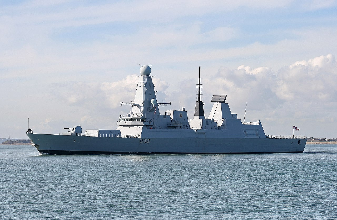 Британский эсминец HMS Daring (D32), выходящий из военно-морской базы Портсмут.