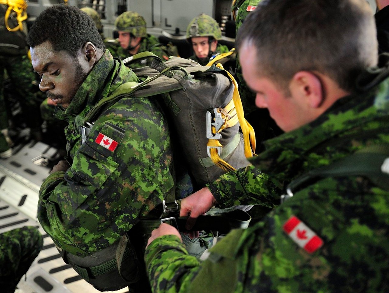 Канадские пехотинцы отрабатывают навыки парашютной подготовки.