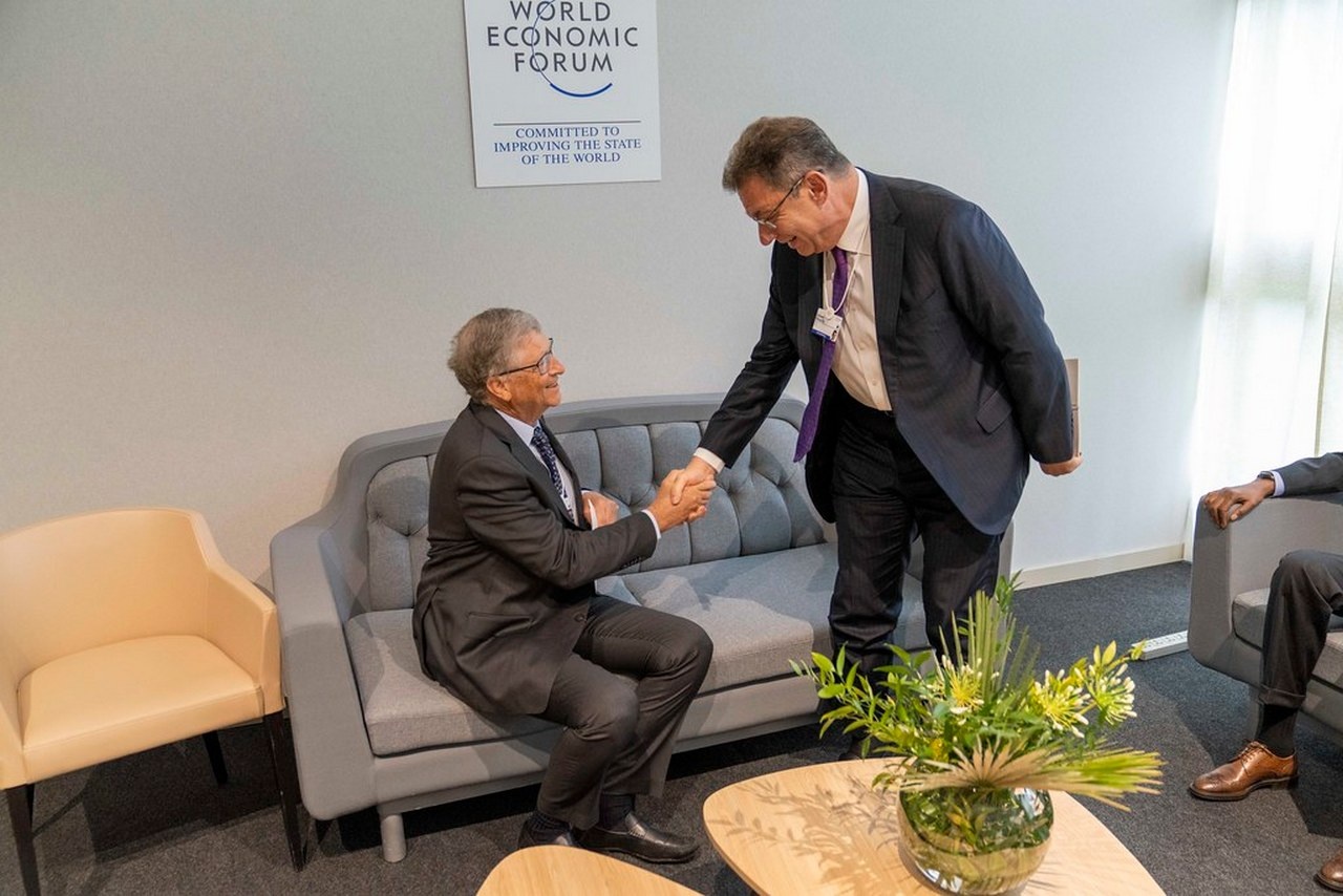 Билл Гейтс и компания Pfizer объявляют о новом соглашении, направленном на «предоставление портфеля продуктов для улучшения здоровья населения», 2022 г.