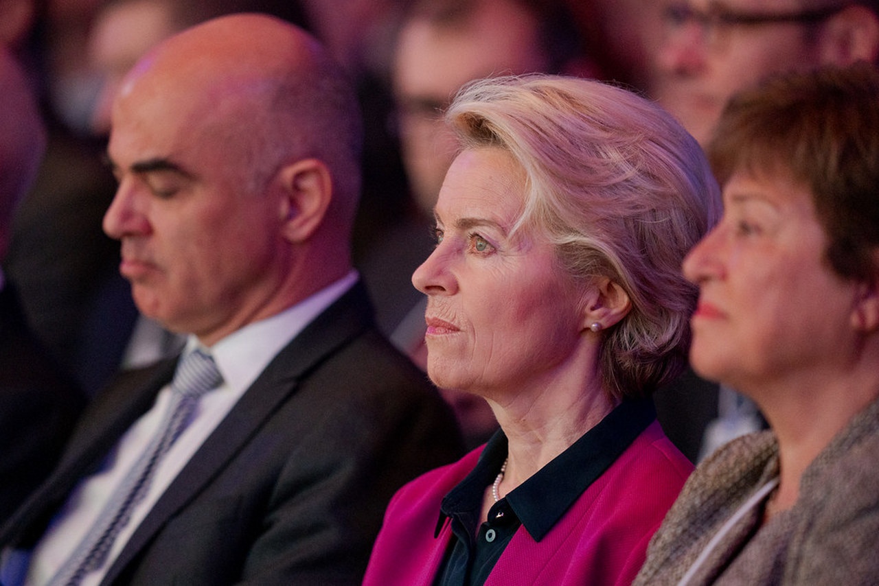 Урсула поучаствовала в дележе денег от закупок вакцины.