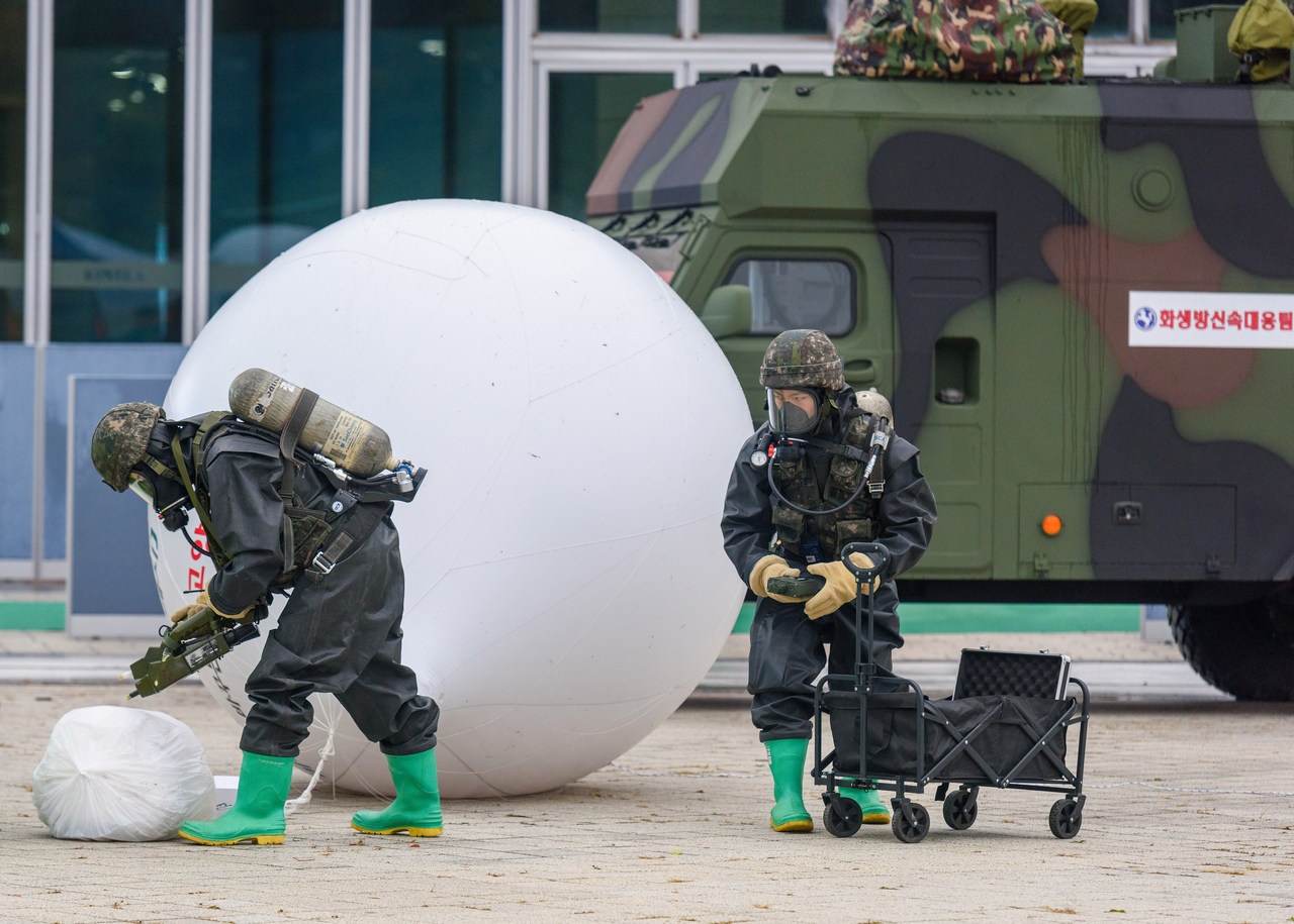 В Южной Корее проходят учения по обнаружению и нейтрализации груза воздушных шаров, прилетающих с севера.