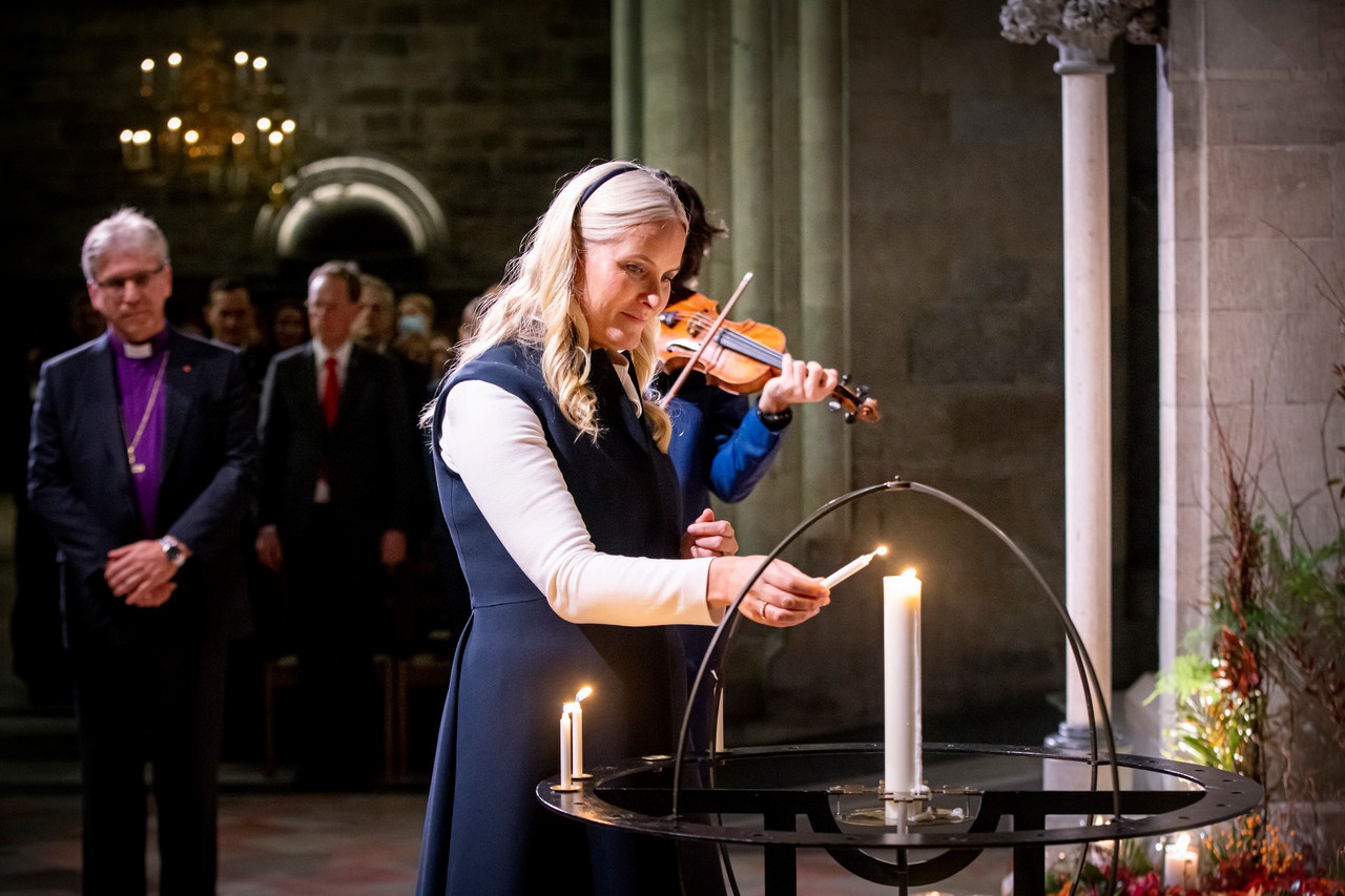 Народ отвернулся от принцессы, осталось просить защиты у небес.