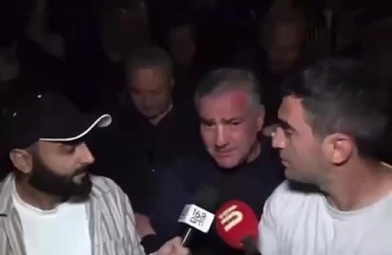 Российский предприниматель Самвел Карапетян (в центре) перед арестом.