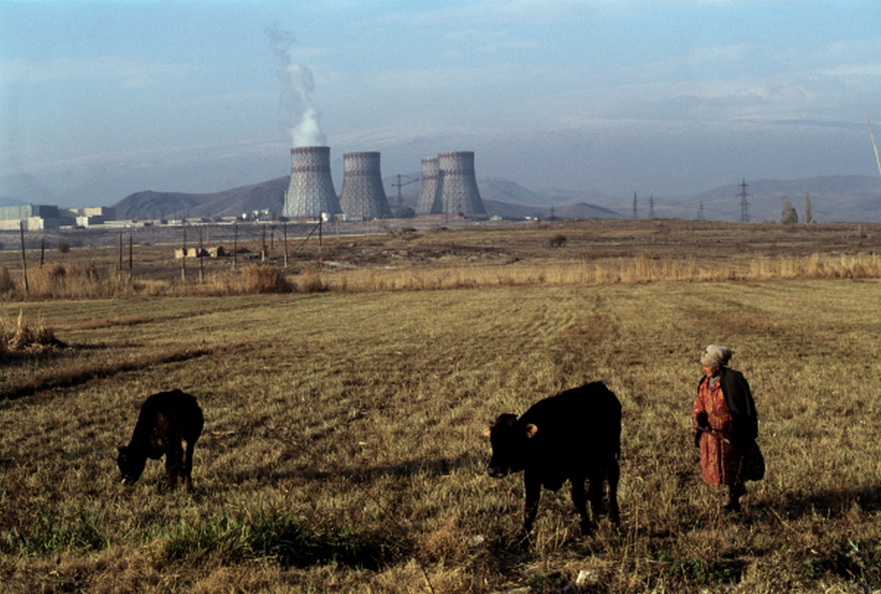 Армянская АЭС вблизи города Мецамор.