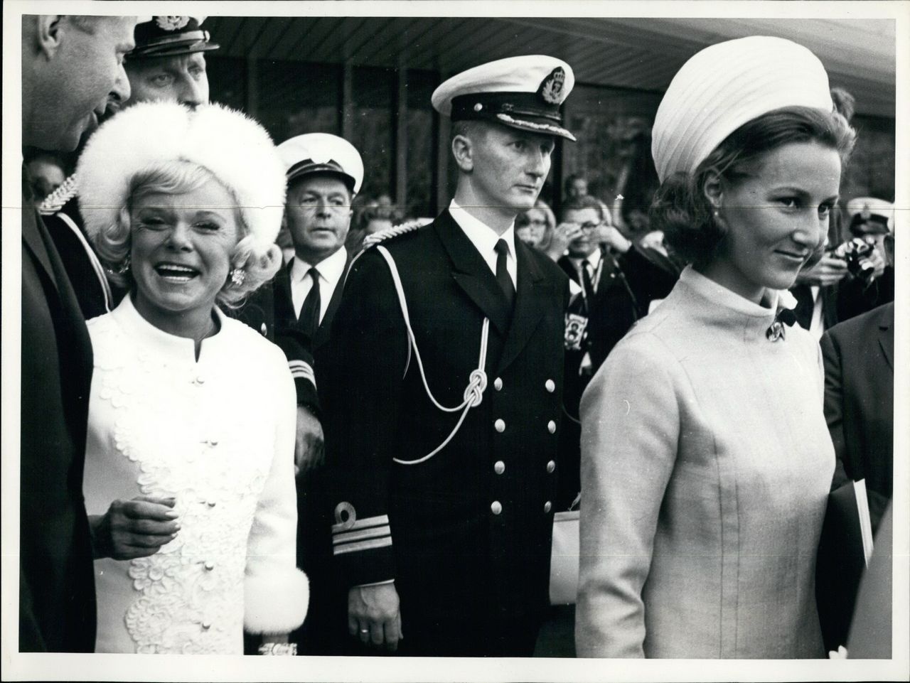 Будущий король Харальд V (в центре) женился по любви на Соне Харальдсен (справа).