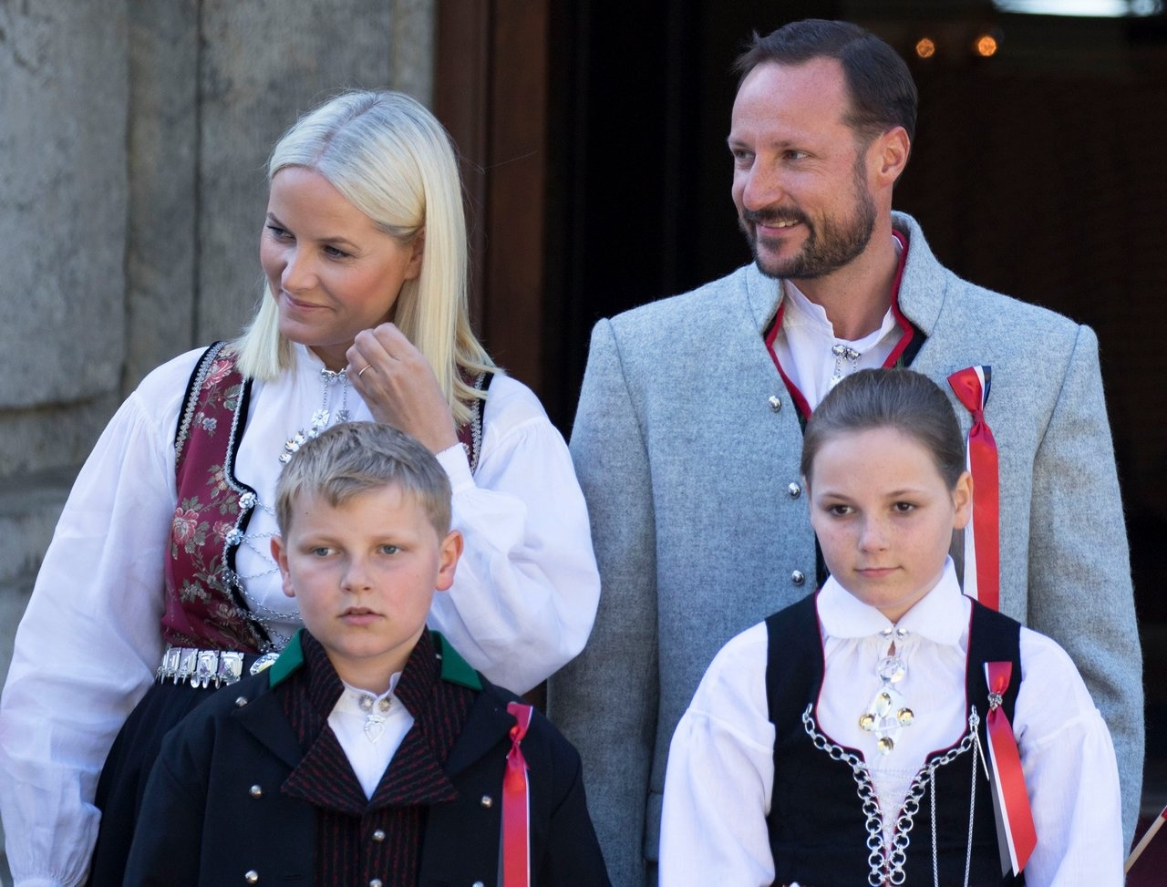 Кронпринц Хокон, кронпринцесса Метте‑Марит с общими детьми.