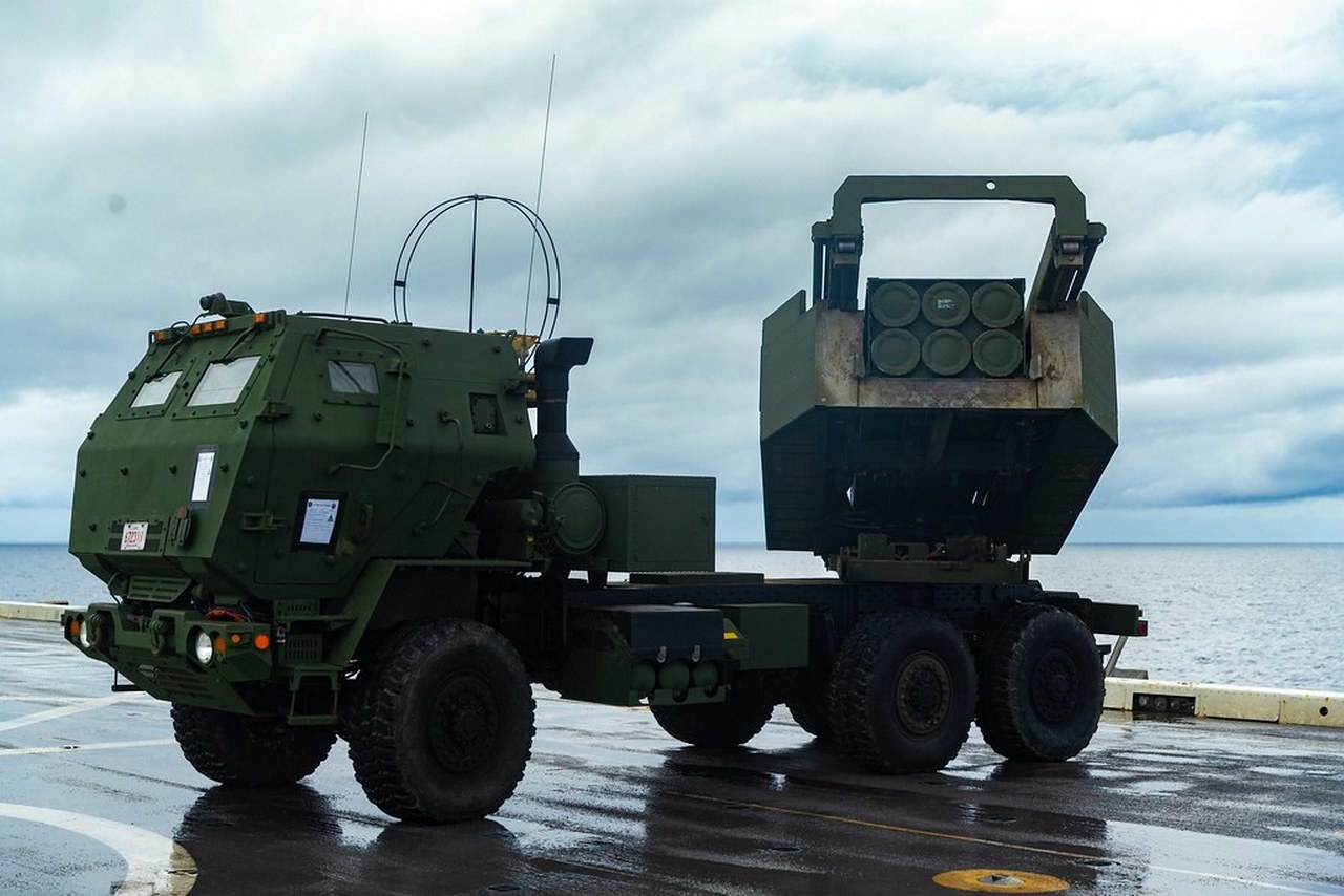 Высокомобильная ракетная система M142 HIMARS, США.