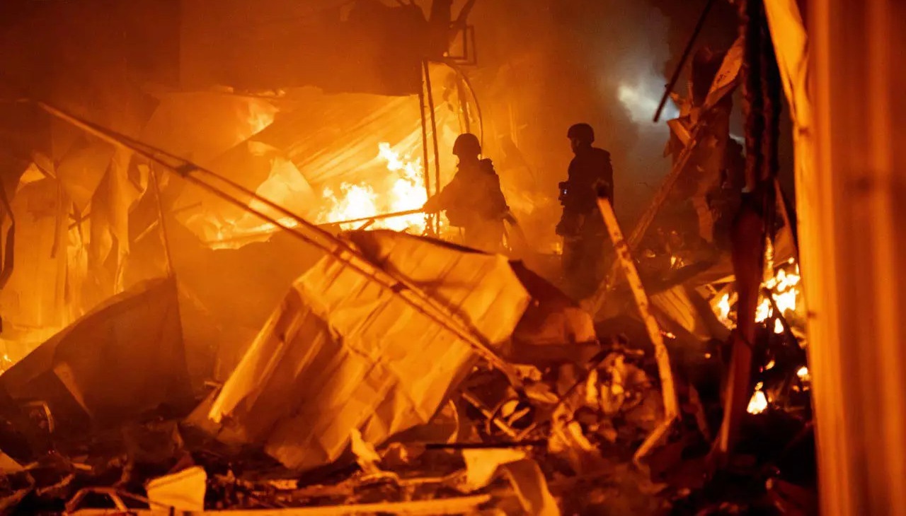 Пожар в промзоне Одесской области после российской атаки.