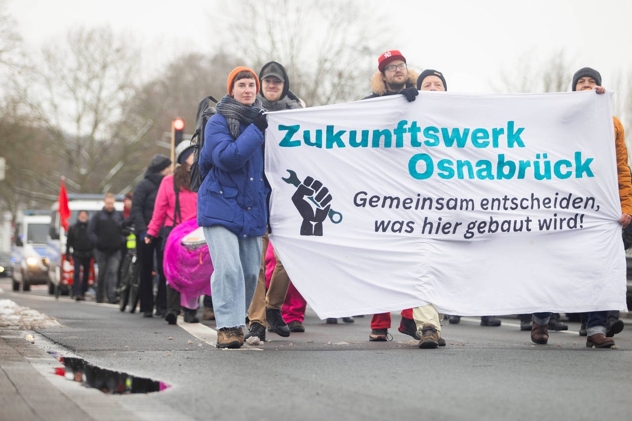 Демонстрация в поддержку гражданской промышленности и против производства оружия в Германии.