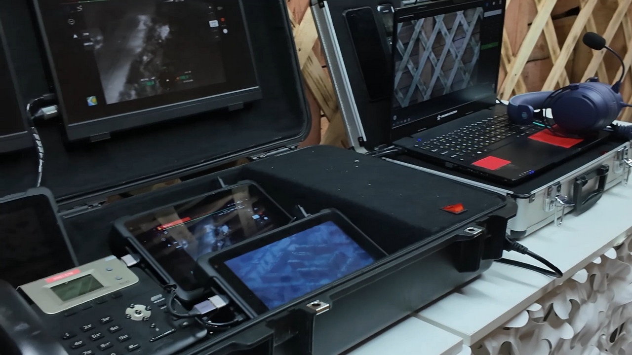 Министру обороны был представлен опытный образец мобильного комплекта, обеспечивающего весь спектр современной закрытой связи.