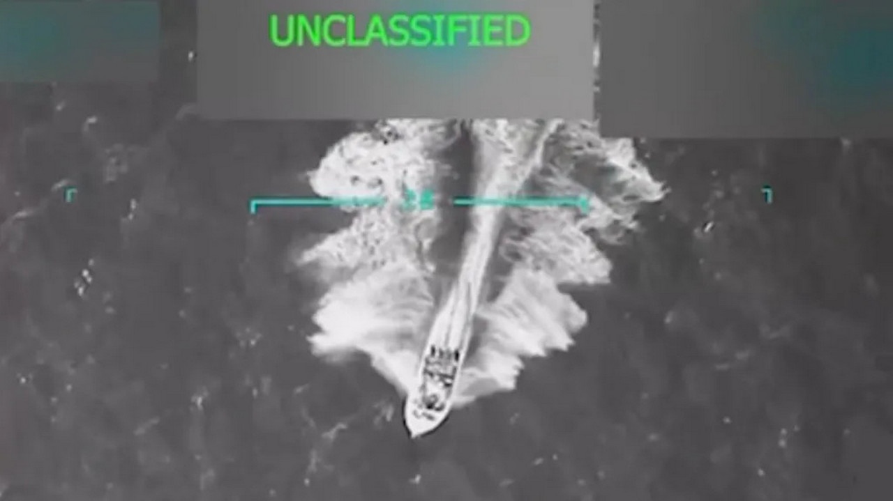 Трамп в соцсети Truth Social заявил, что это лодка венесуэльских наркоконтрабандистов, которую скоро уничтожат.