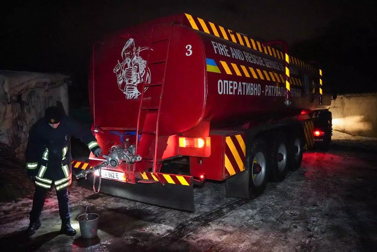 Для подвоза воды в Одессе используется техника спасательных служб.