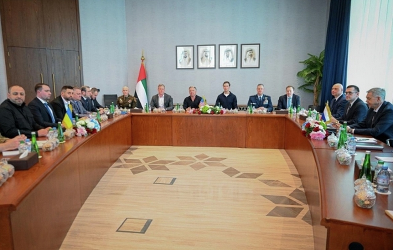 Второй раунд переговоров представителей РФ, США и Украины в Абу-Даби.