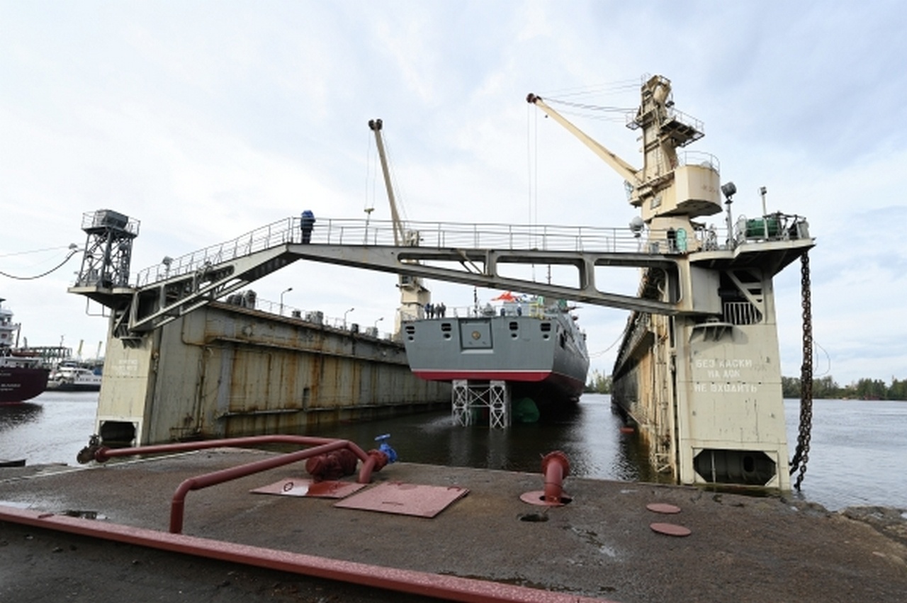 Церемония спуска на воду фрегата «Адмирал флота Советского Союза Исаков» на судостроительном заводе «Северная верфь» в Санкт-Петербурге, сентябрь 2024 г.