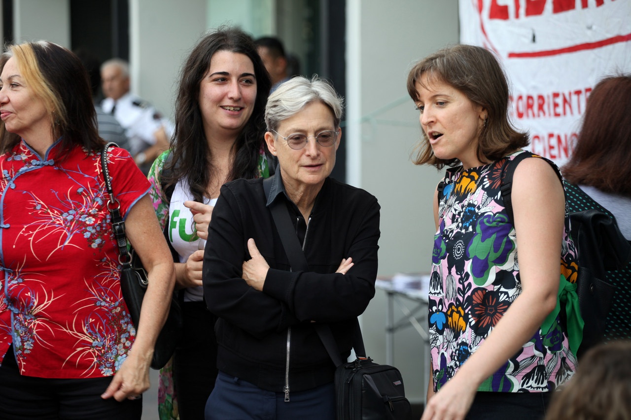 Джудит Батлер (в центре) не воспользовалась правом изменить собственную гендерную идентичность.