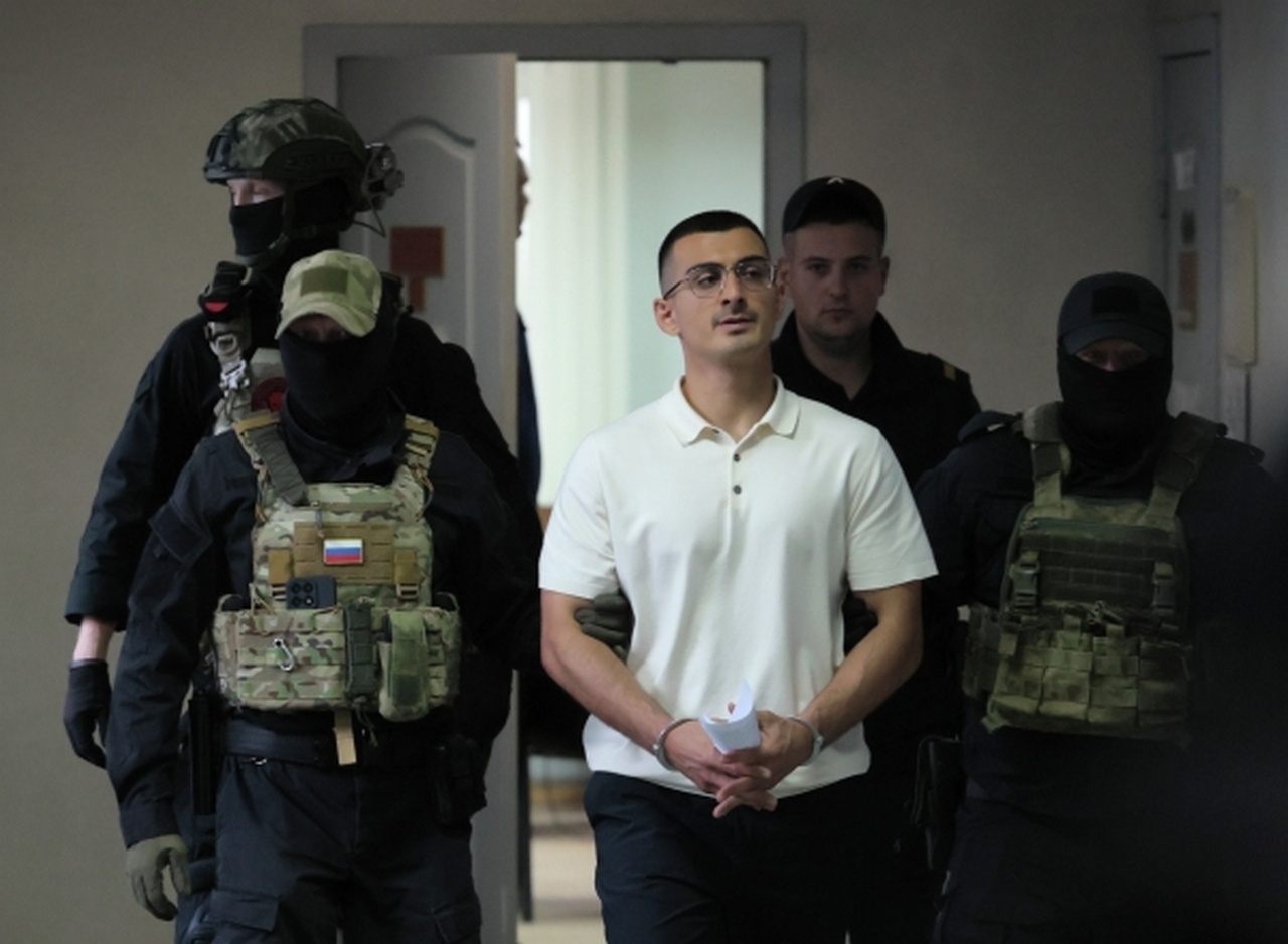 Сын председателя национально-культурной организации «Азербайджан-Урал» М. Шыхлински, обвиняемый в насилии в отношении представителя власти, в Ленинском районном суде Екатеринбурга, июль 2025 г.