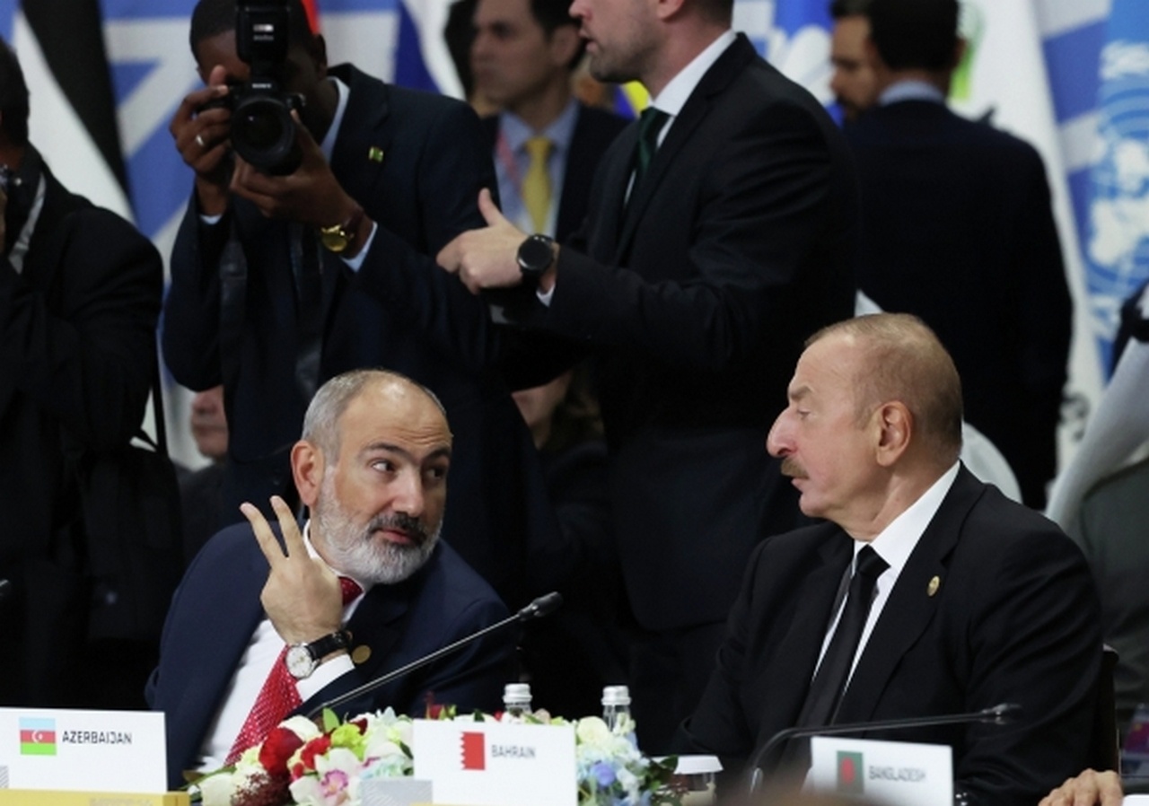 Топливом помогаем, теперь пора менять конституцию.