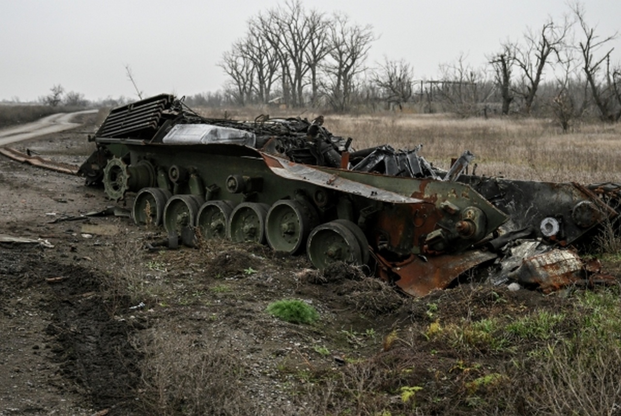 Немецкий танк «Леопард» на обочине дороги на Красноармейск.