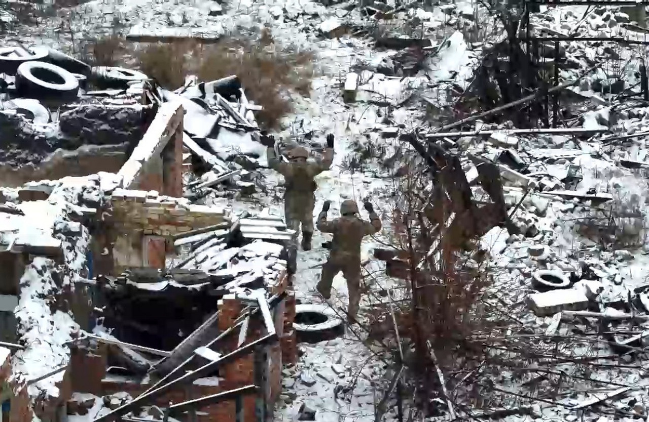 Военнослужащие ВСУ сдаются в плен.