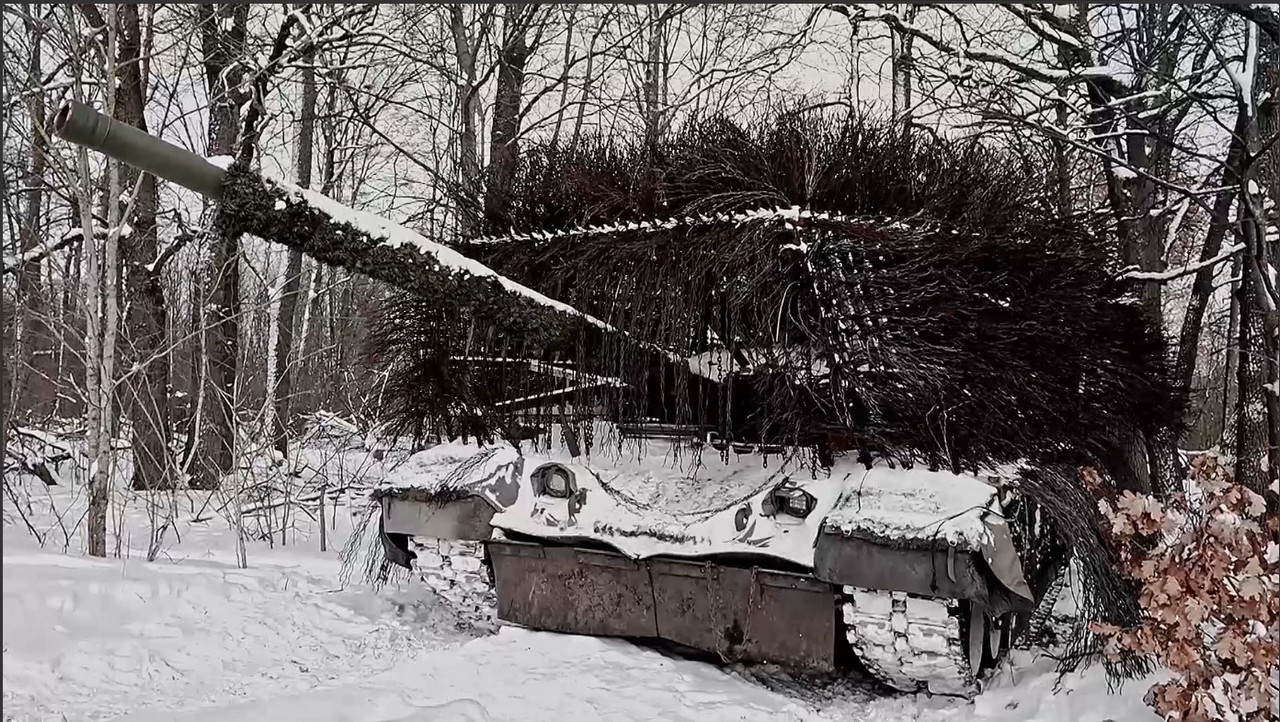 Экипажи танков Т-80БВМ группировки войск «Север» уничтожили замаскированные позиции и живую силу противника в Сумской области.