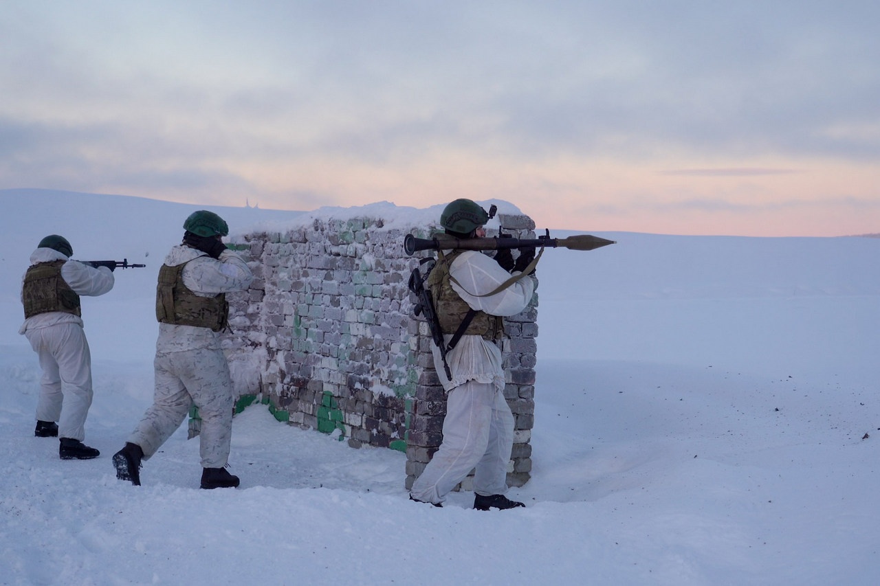 Морские пехотинцы Северного флота отработали приёмы ведения боя в условиях Арктики.