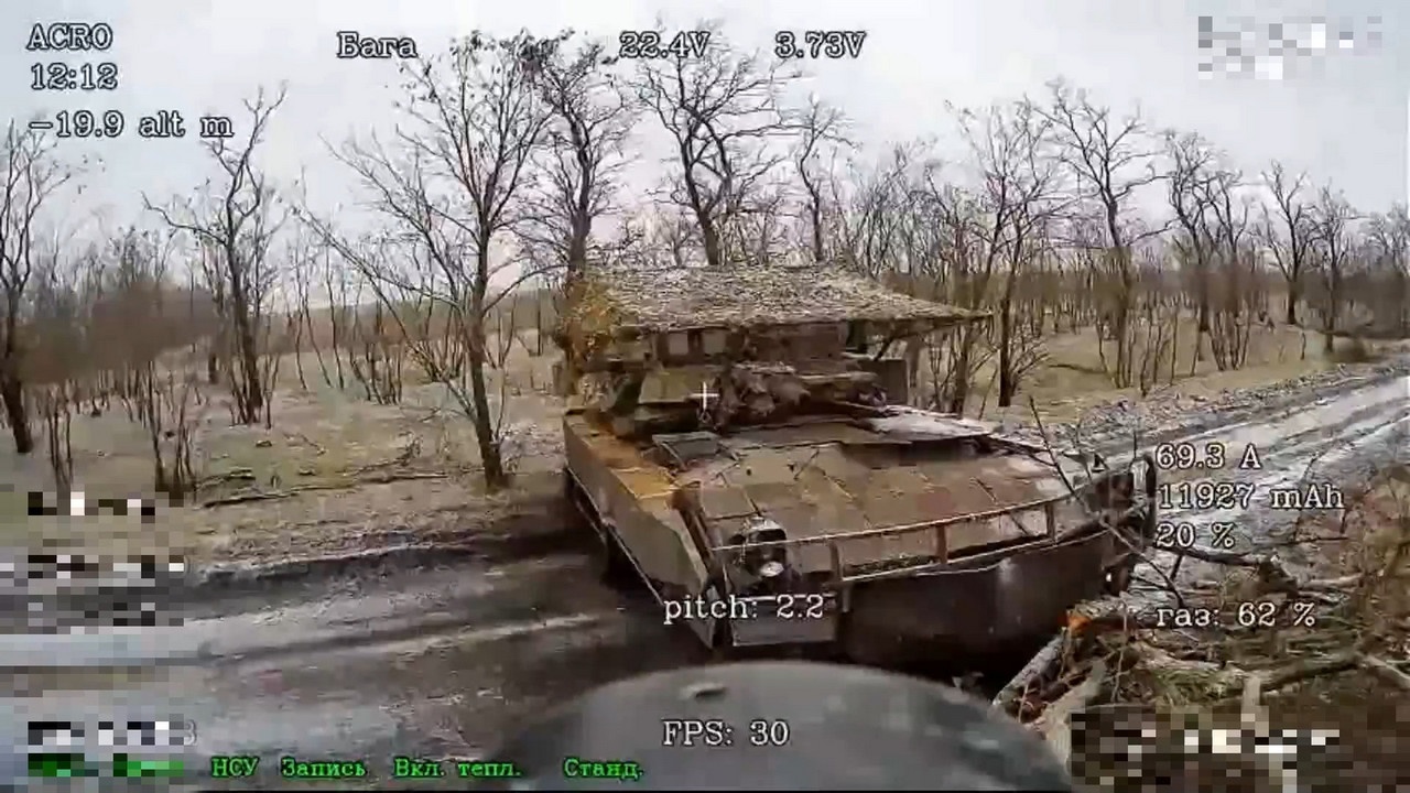 Уничтожение БМП «Брэдли» ВСУ операторами БПЛА российской группировки «Восток».