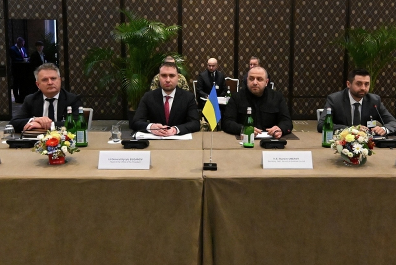 Украинская делегация во время трёхсторонней встречи в Женеве.