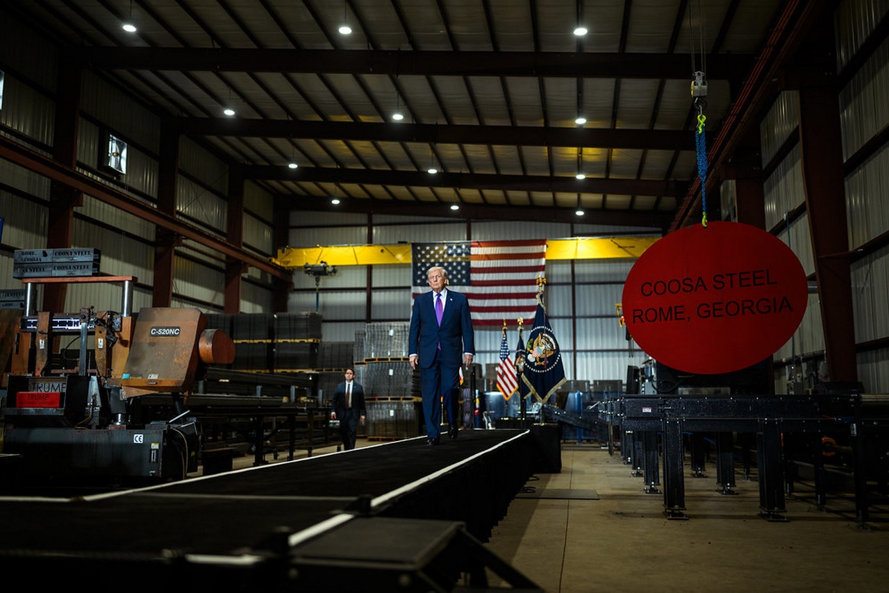 Дональд Трамп выступил с речью о поддержке экономики США на металлургическом заводе Coosa Steel Corporation в штате Джорджия, 19 февраля 2026 г.