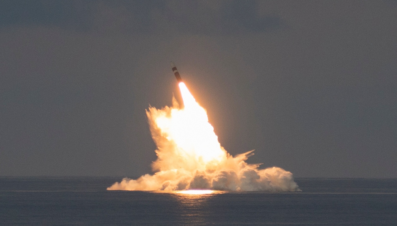 Пуск ракеты Trident II с подводной лодки.