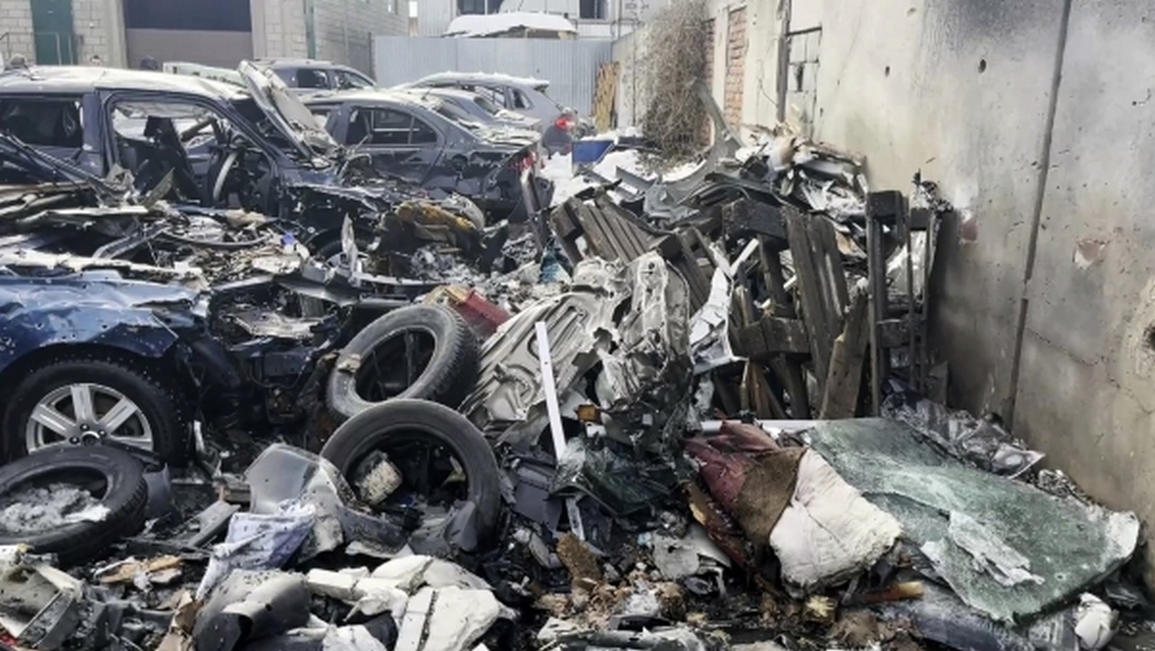 При ударе украинского дрона по автосервису в Курске один человек погиб, трое пострадали.