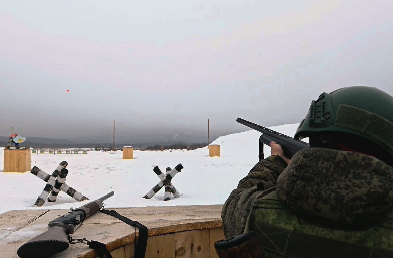 Военнослужащие ВВО перенимают опыт стендовой стрельбы у профессиональных сахалинских охотников.