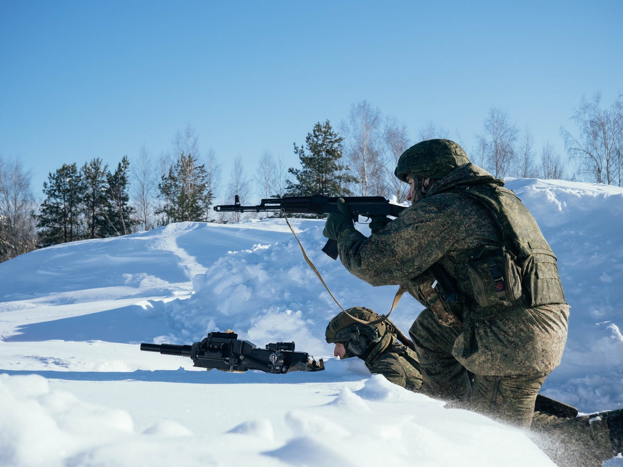Военнослужащие-контрактники на одном из полигонов МВО.