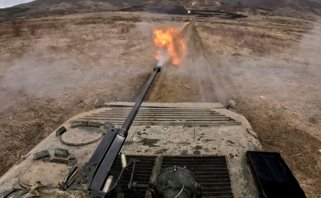Навыки ведения огня из БМП-2 отработали бойцы российской военной базы в Южной Осетии.
