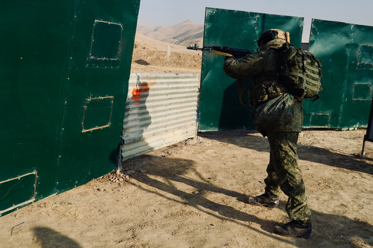 Российские разведчики отработали захват опорного пункта условного противника в Таджикистане.